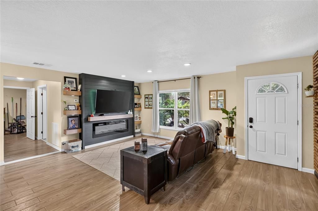 For Sale: $300,000 (4 beds, 2 baths, 1606 Square Feet)