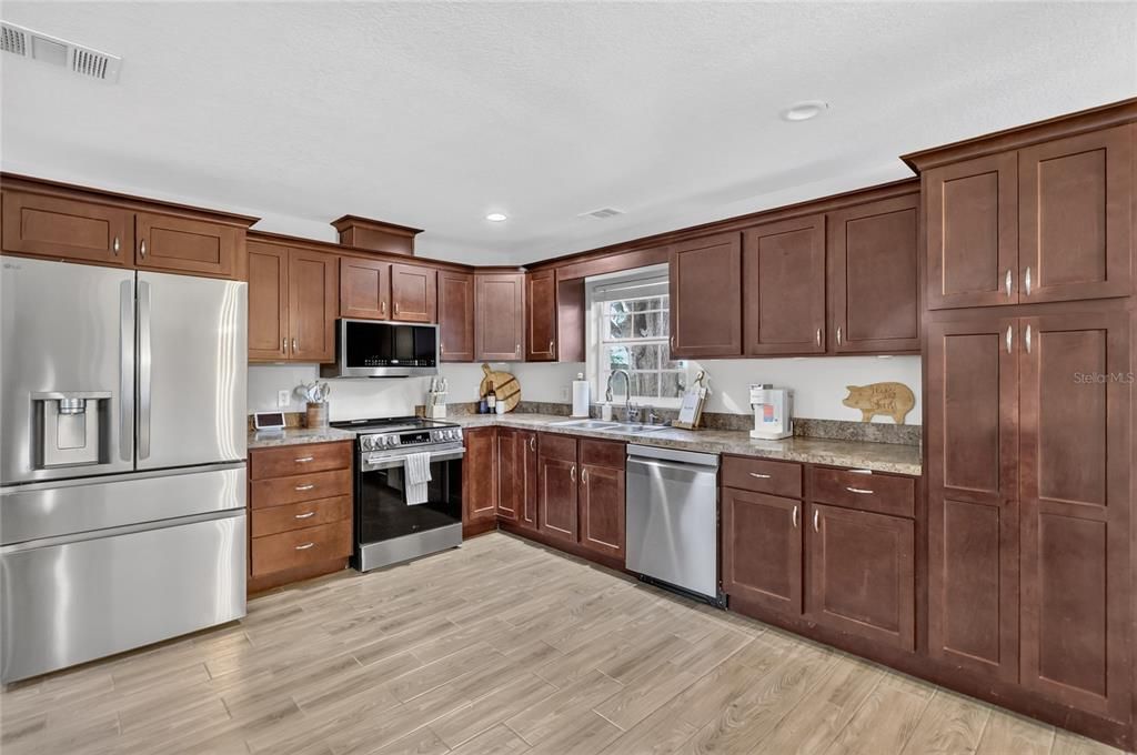 For Sale: $300,000 (4 beds, 2 baths, 1606 Square Feet)