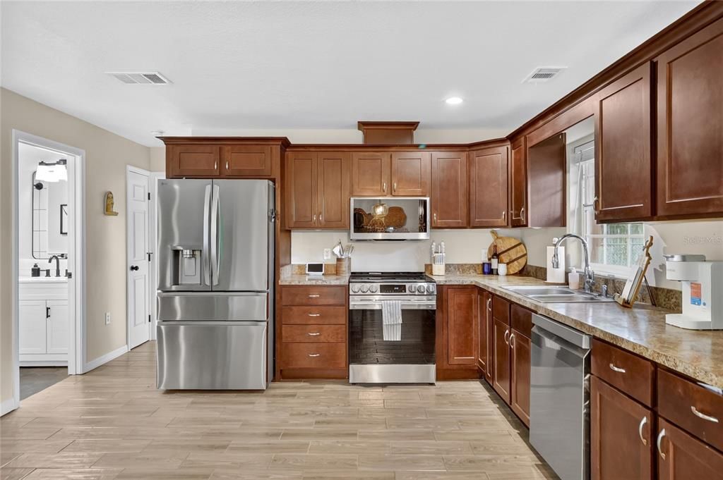 For Sale: $300,000 (4 beds, 2 baths, 1606 Square Feet)
