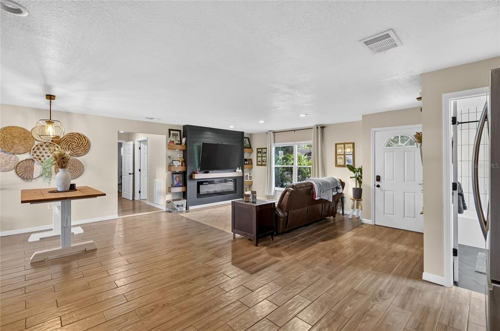 For Sale: $300,000 (4 beds, 2 baths, 1606 Square Feet)