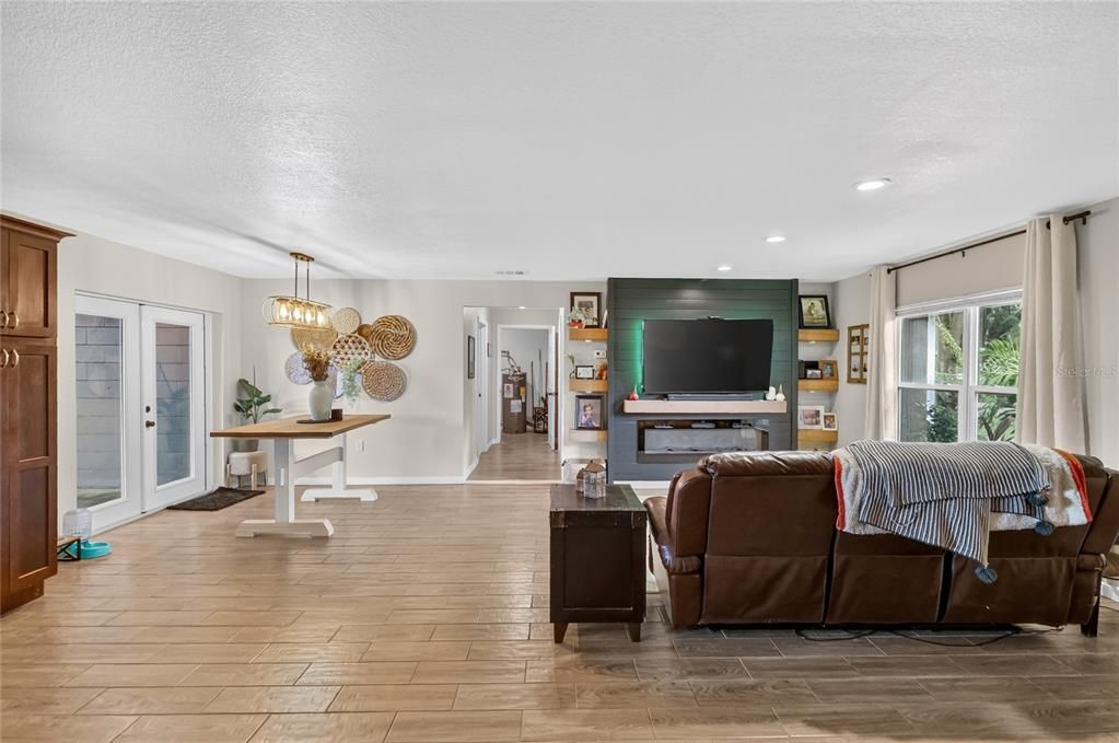 For Sale: $300,000 (4 beds, 2 baths, 1606 Square Feet)