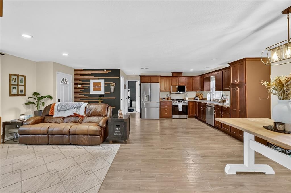 For Sale: $300,000 (4 beds, 2 baths, 1606 Square Feet)