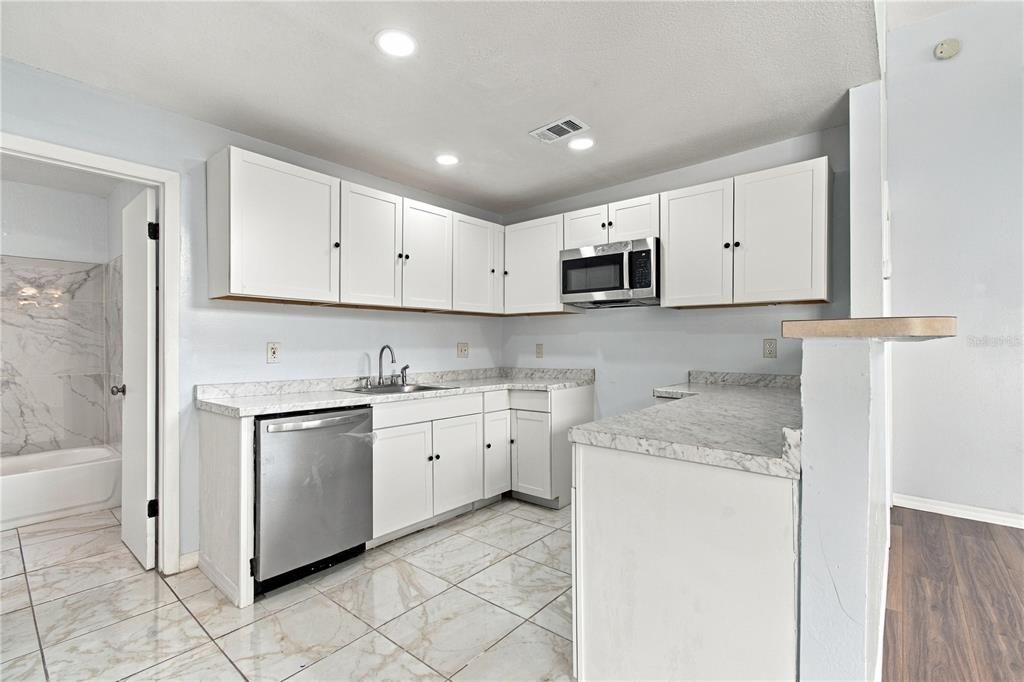 For Sale: $199,900 (2 beds, 2 baths, 964 Square Feet)