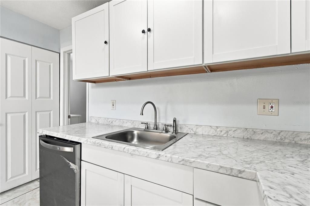 For Sale: $199,900 (2 beds, 2 baths, 964 Square Feet)