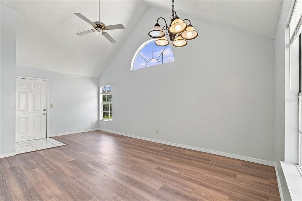 For Sale: $199,900 (2 beds, 2 baths, 964 Square Feet)