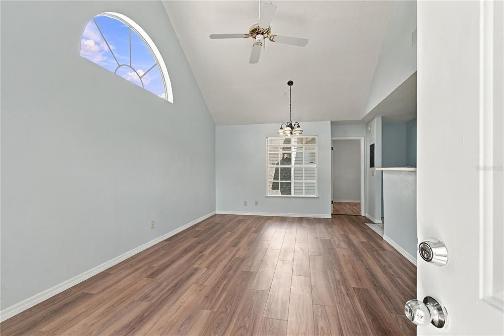 For Sale: $199,900 (2 beds, 2 baths, 964 Square Feet)
