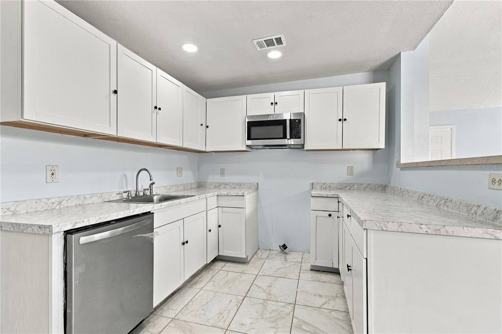 For Sale: $199,900 (2 beds, 2 baths, 964 Square Feet)