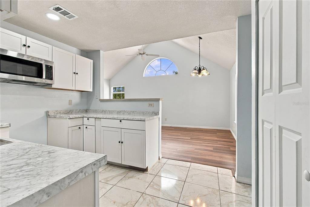 For Sale: $199,900 (2 beds, 2 baths, 964 Square Feet)