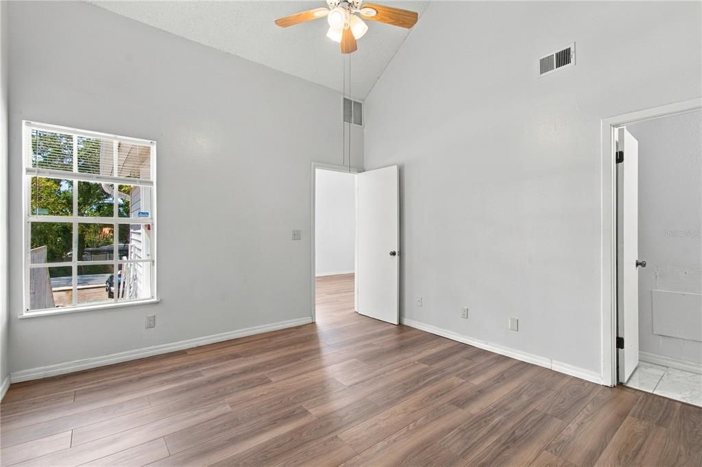 For Sale: $199,900 (2 beds, 2 baths, 964 Square Feet)