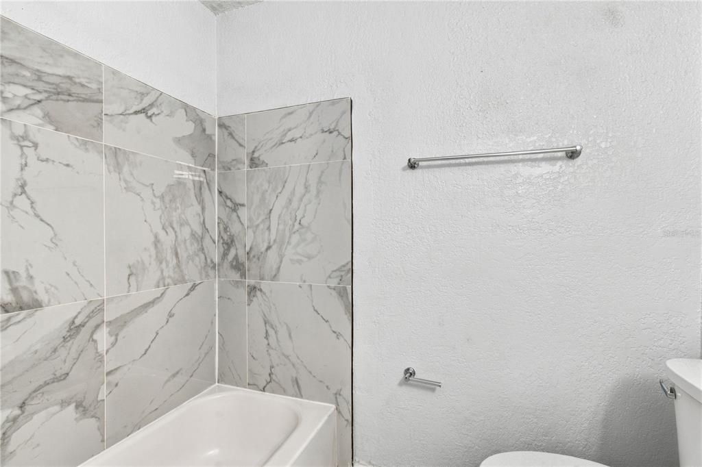 For Sale: $199,900 (2 beds, 2 baths, 964 Square Feet)