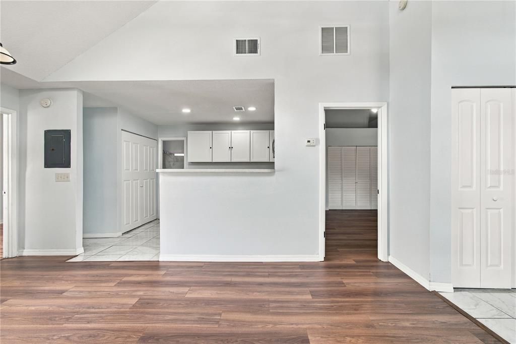 For Sale: $199,900 (2 beds, 2 baths, 964 Square Feet)