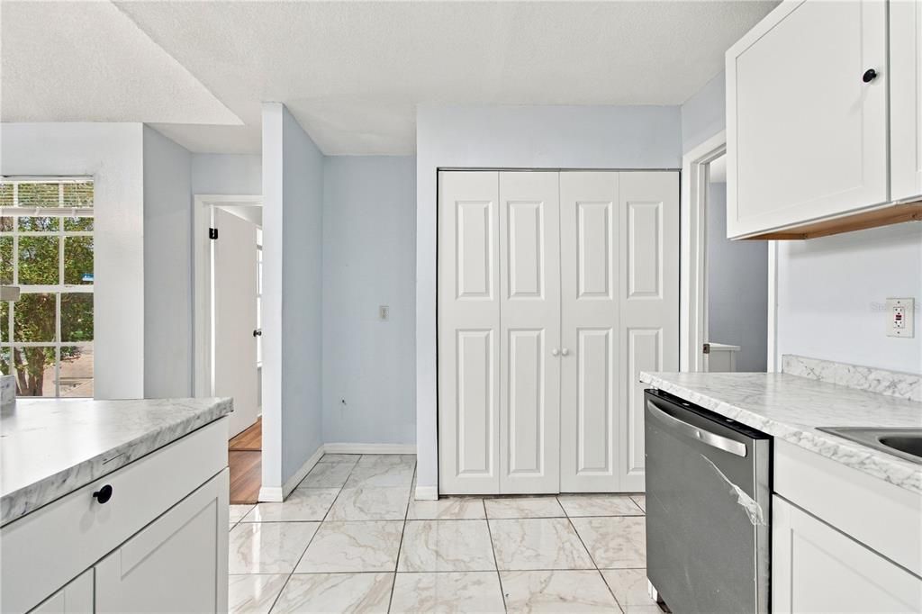 For Sale: $199,900 (2 beds, 2 baths, 964 Square Feet)