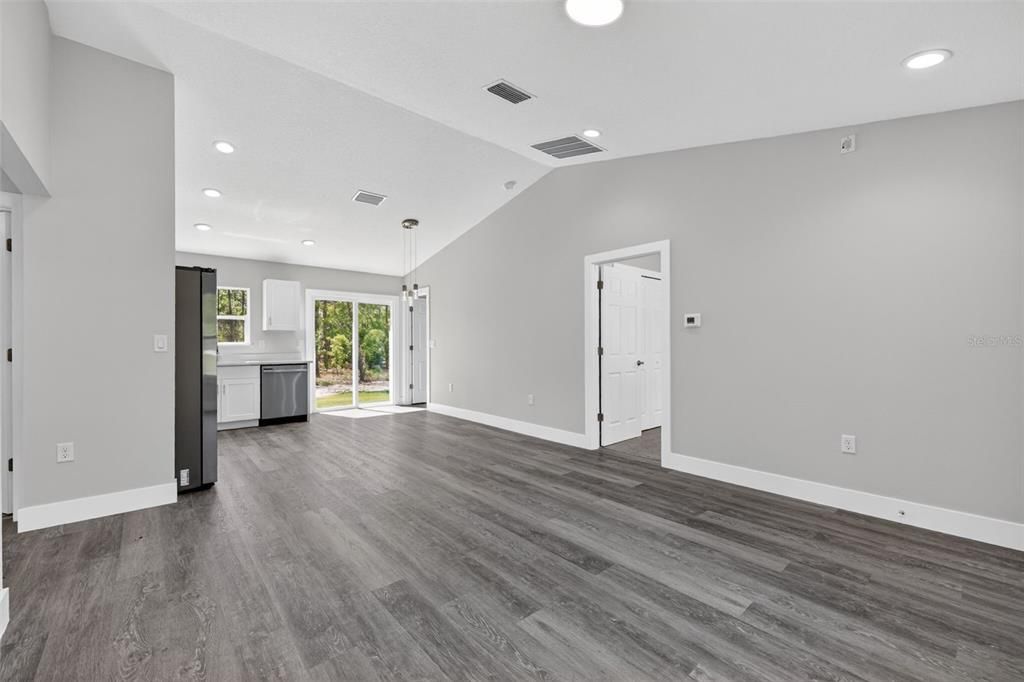 For Sale: $207,900 (3 beds, 2 baths, 1058 Square Feet)