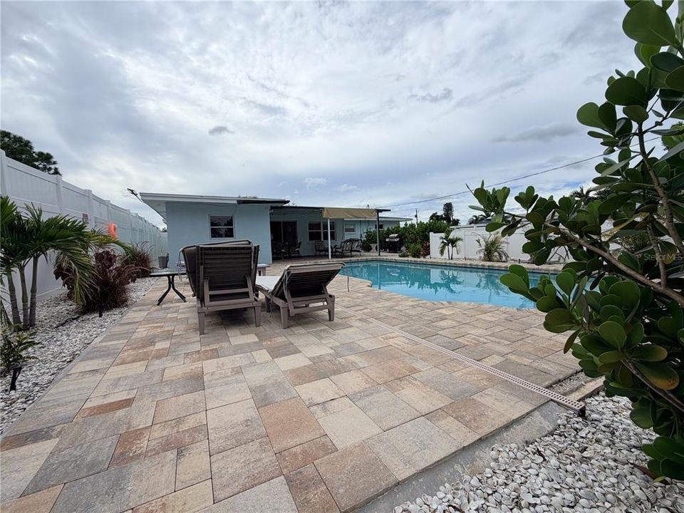 For Sale: $549,999 (4 beds, 2 baths, 1594 Square Feet)