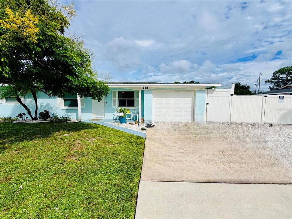 For Sale: $549,999 (4 beds, 2 baths, 1594 Square Feet)