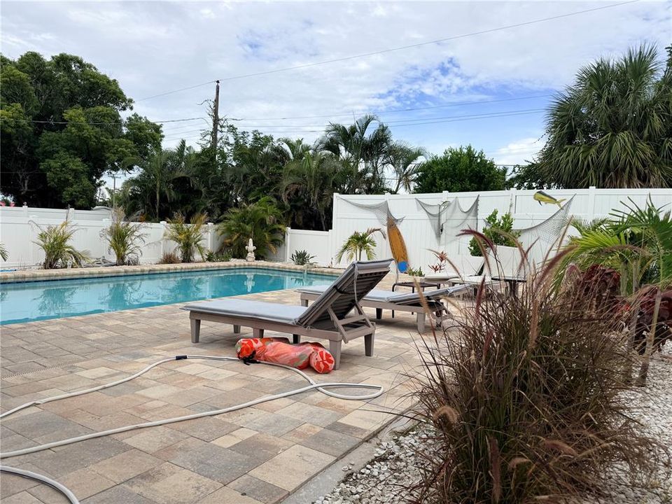 For Sale: $549,999 (4 beds, 2 baths, 1594 Square Feet)