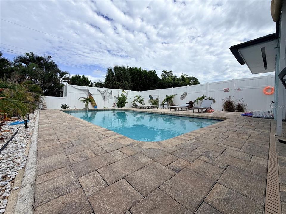 For Sale: $549,999 (4 beds, 2 baths, 1594 Square Feet)
