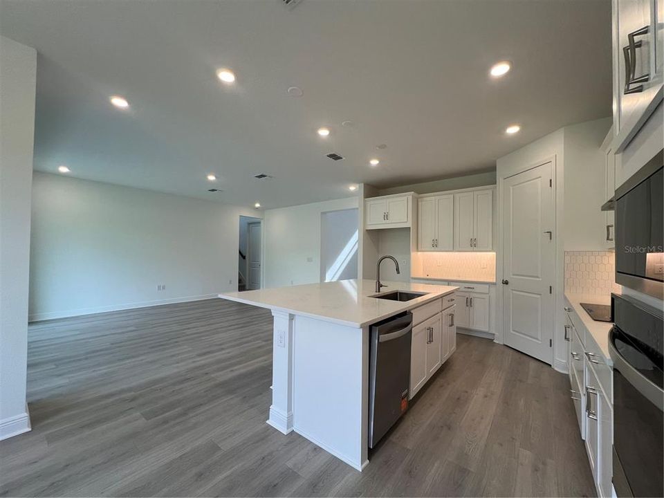 En Venta: $699,990 (4 camas, 3 baños, 2843 Pies cuadrados)