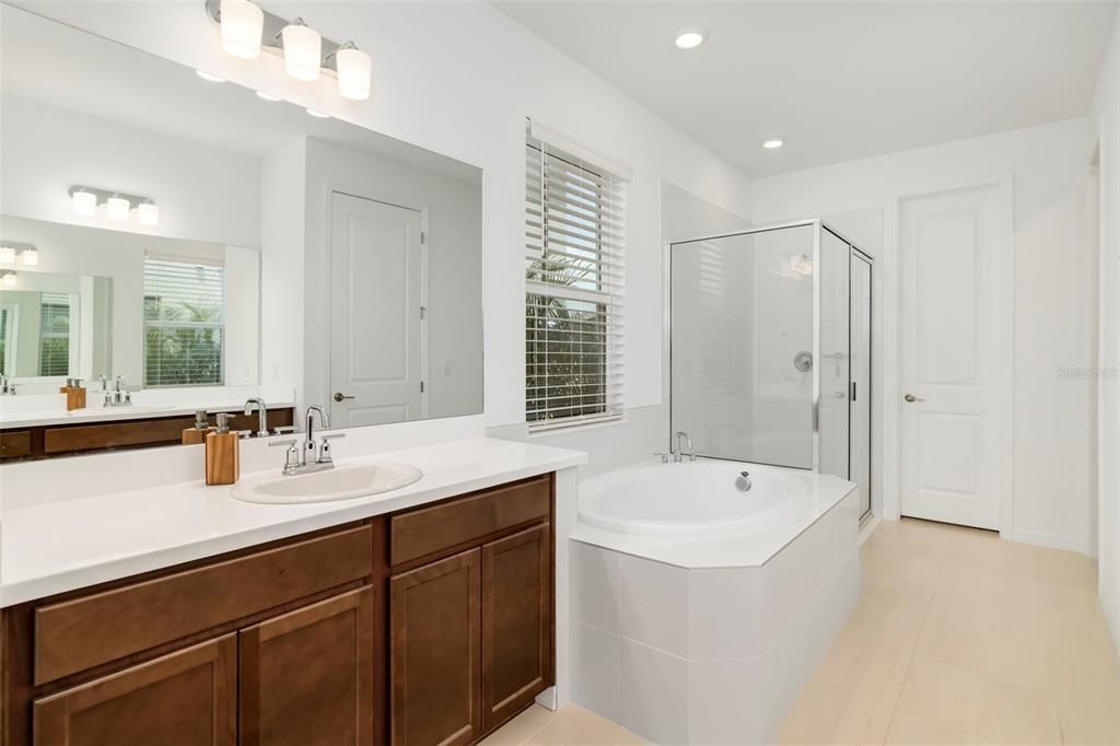 待售: $1,099,000 (6 贝兹, 4 浴室, 4195 平方英尺)