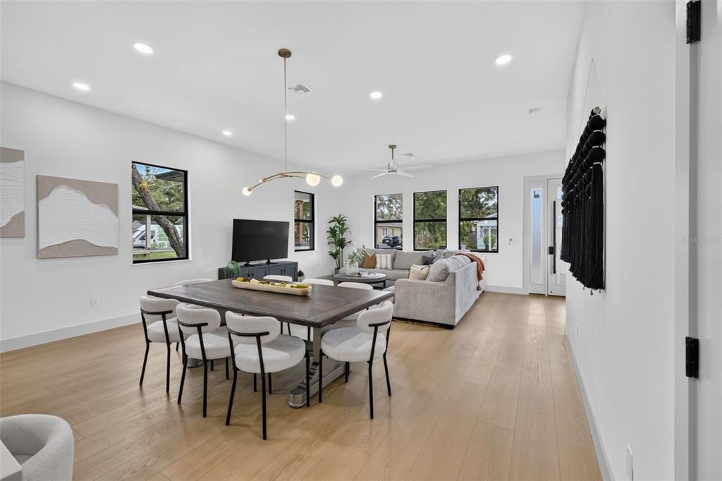 En Venta: $835,000 (4 camas, 4 baños, 2610 Pies cuadrados)