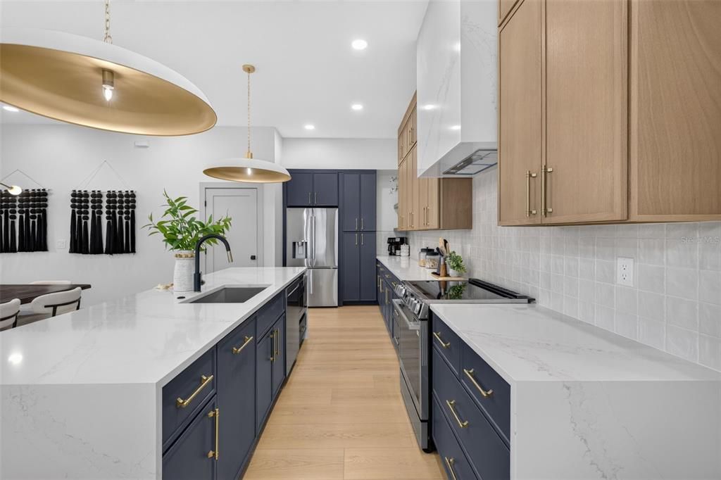 En Venta: $835,000 (4 camas, 4 baños, 2610 Pies cuadrados)