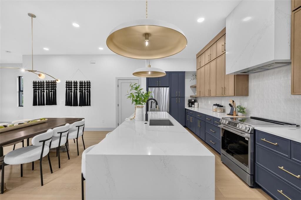 En Venta: $835,000 (4 camas, 4 baños, 2610 Pies cuadrados)