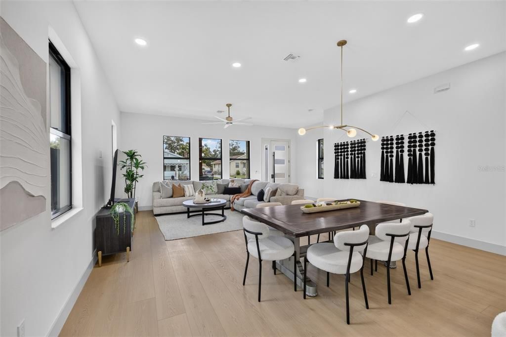 En Venta: $835,000 (4 camas, 4 baños, 2610 Pies cuadrados)