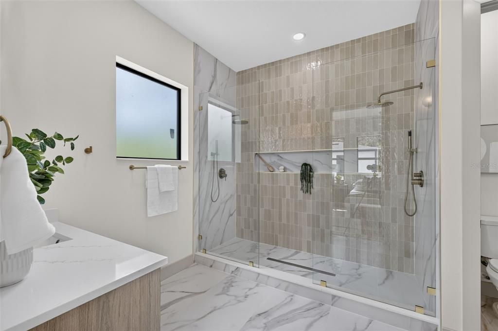 En Venta: $835,000 (4 camas, 4 baños, 2610 Pies cuadrados)