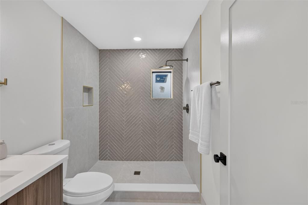 En Venta: $835,000 (4 camas, 4 baños, 2610 Pies cuadrados)