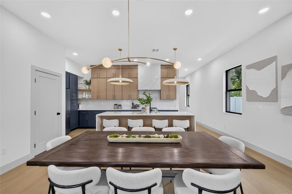 En Venta: $835,000 (4 camas, 4 baños, 2610 Pies cuadrados)