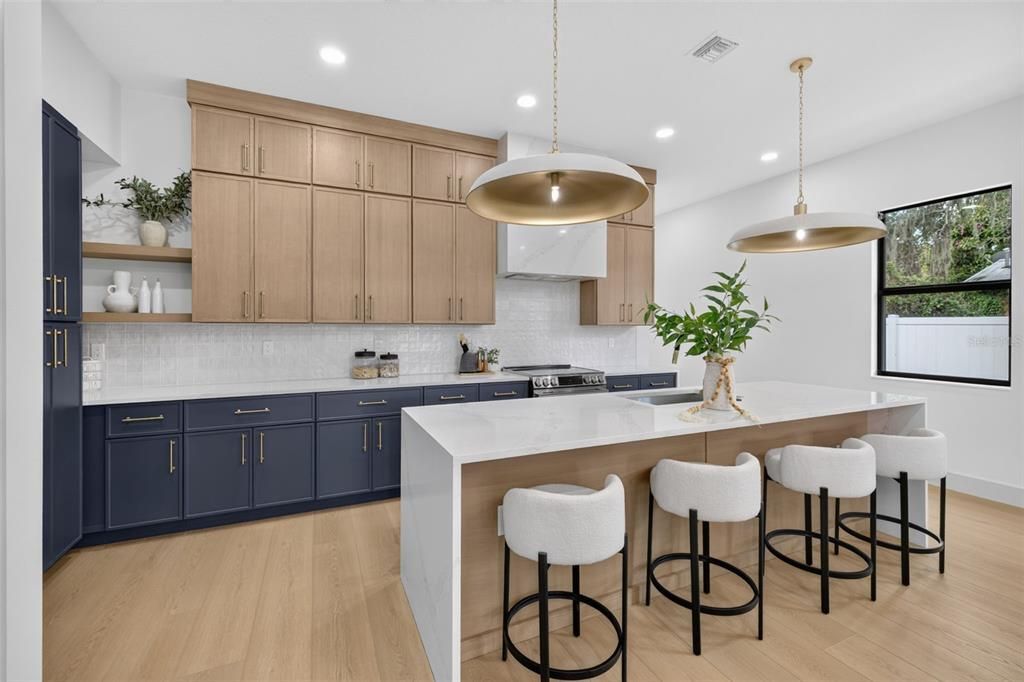 En Venta: $835,000 (4 camas, 4 baños, 2610 Pies cuadrados)