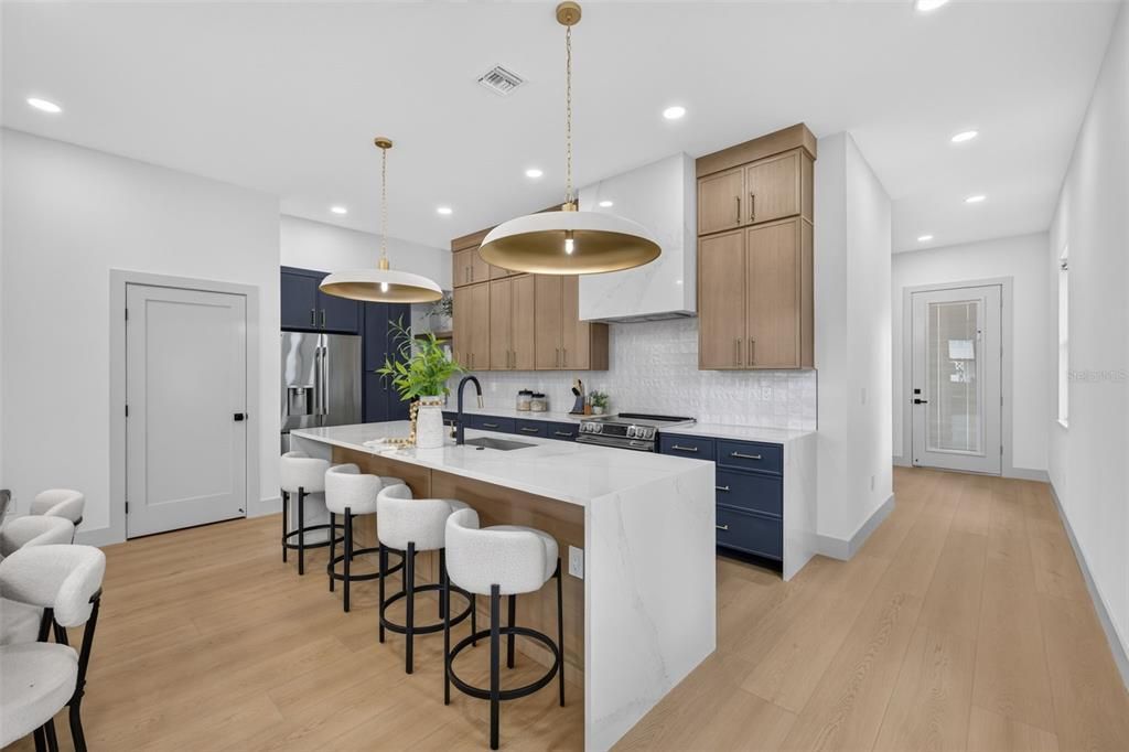 En Venta: $835,000 (4 camas, 4 baños, 2610 Pies cuadrados)
