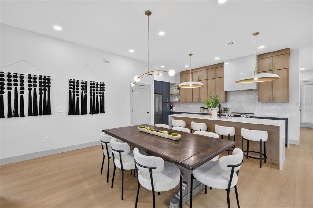 En Venta: $835,000 (4 camas, 4 baños, 2610 Pies cuadrados)