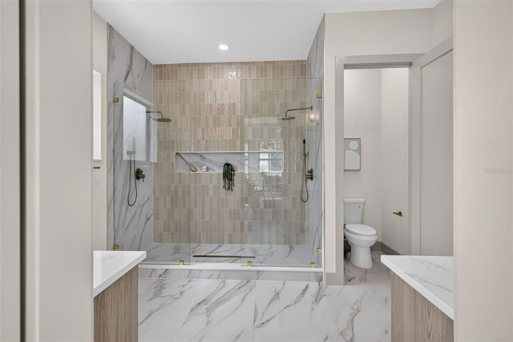 En Venta: $835,000 (4 camas, 4 baños, 2610 Pies cuadrados)
