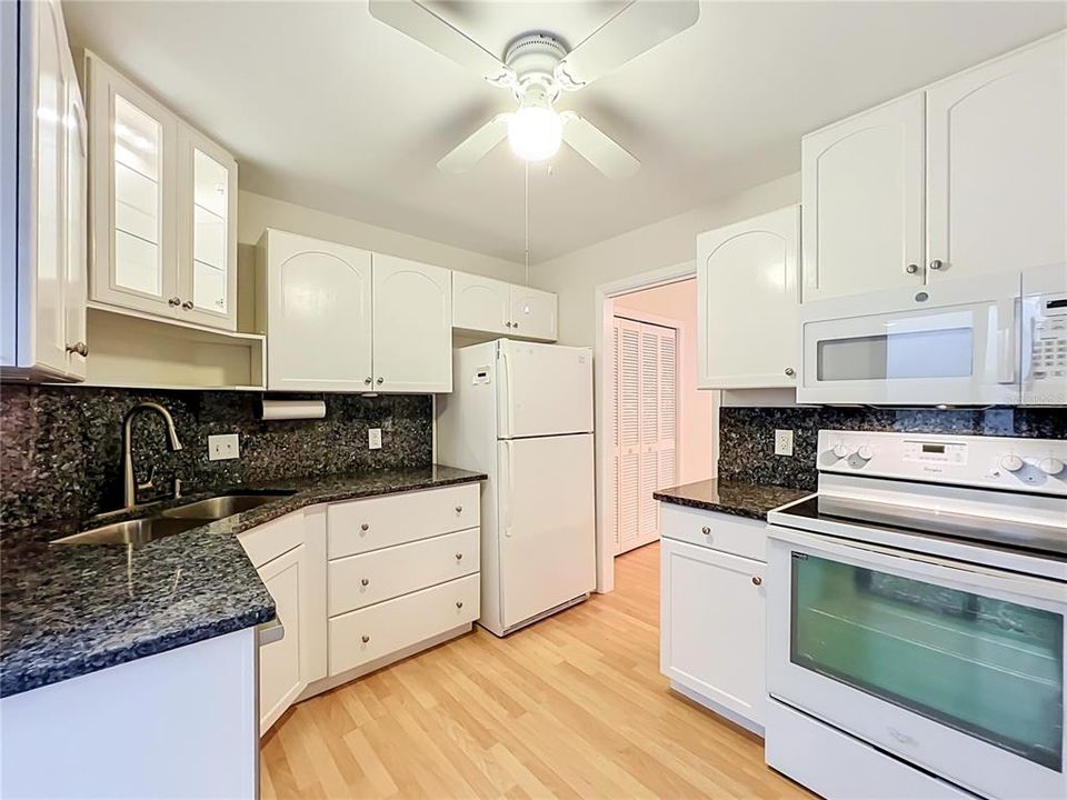 For Sale: $319,000 (2 beds, 2 baths, 1287 Square Feet)
