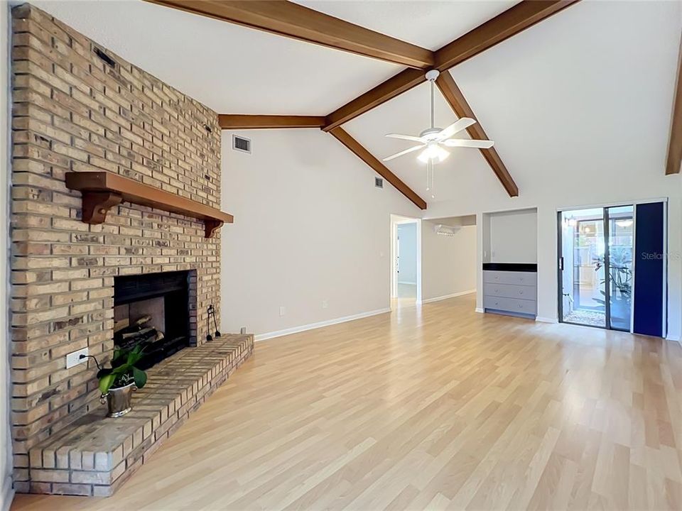 For Sale: $319,000 (2 beds, 2 baths, 1287 Square Feet)
