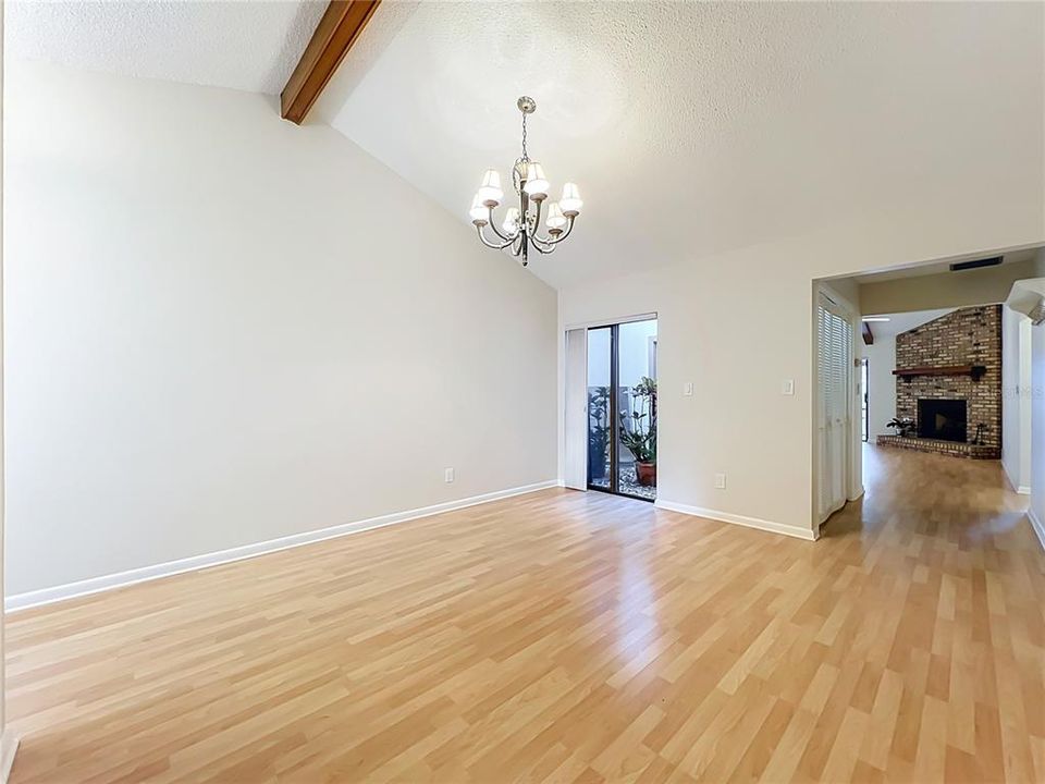 For Sale: $319,000 (2 beds, 2 baths, 1287 Square Feet)