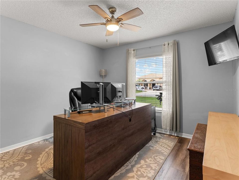 En Venta: $349,900 (4 camas, 2 baños, 1953 Pies cuadrados)