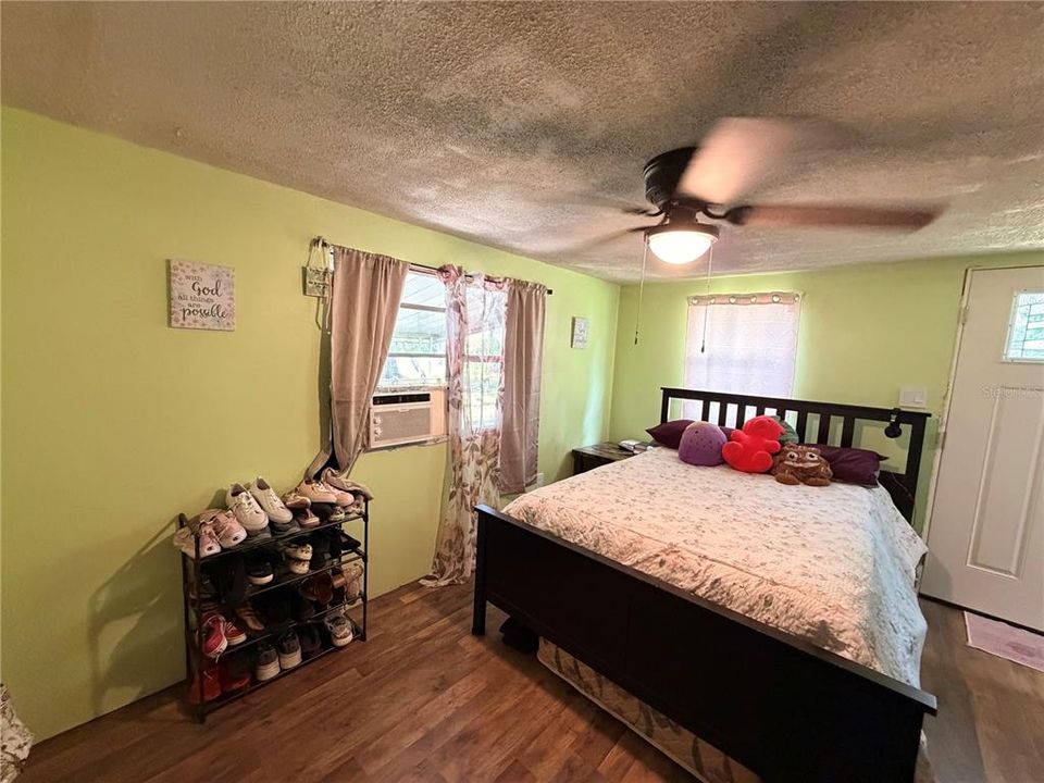 For Sale: $160,000 (3 beds, 2 baths, 1300 Square Feet)