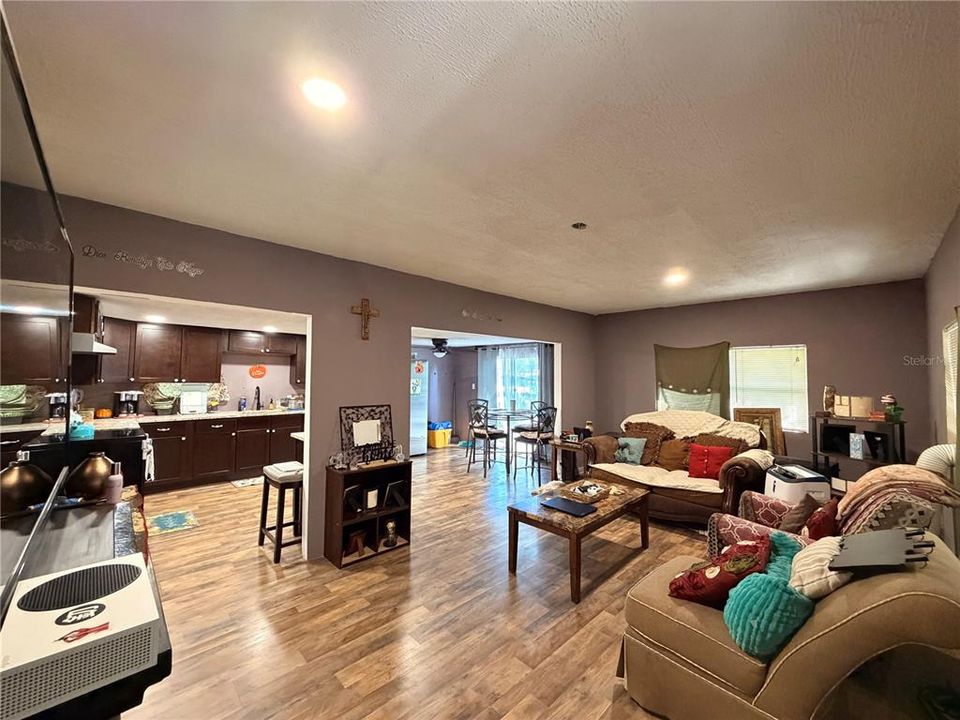 For Sale: $160,000 (3 beds, 2 baths, 1300 Square Feet)