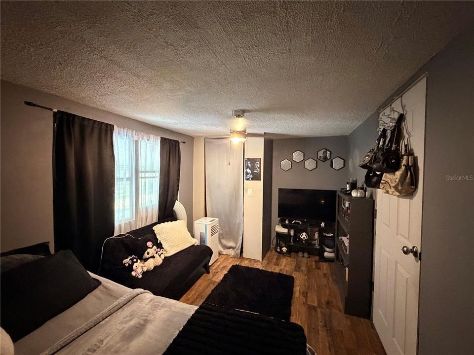 For Sale: $160,000 (3 beds, 2 baths, 1300 Square Feet)