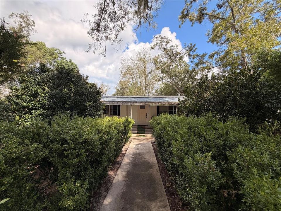 For Sale: $160,000 (3 beds, 2 baths, 1300 Square Feet)