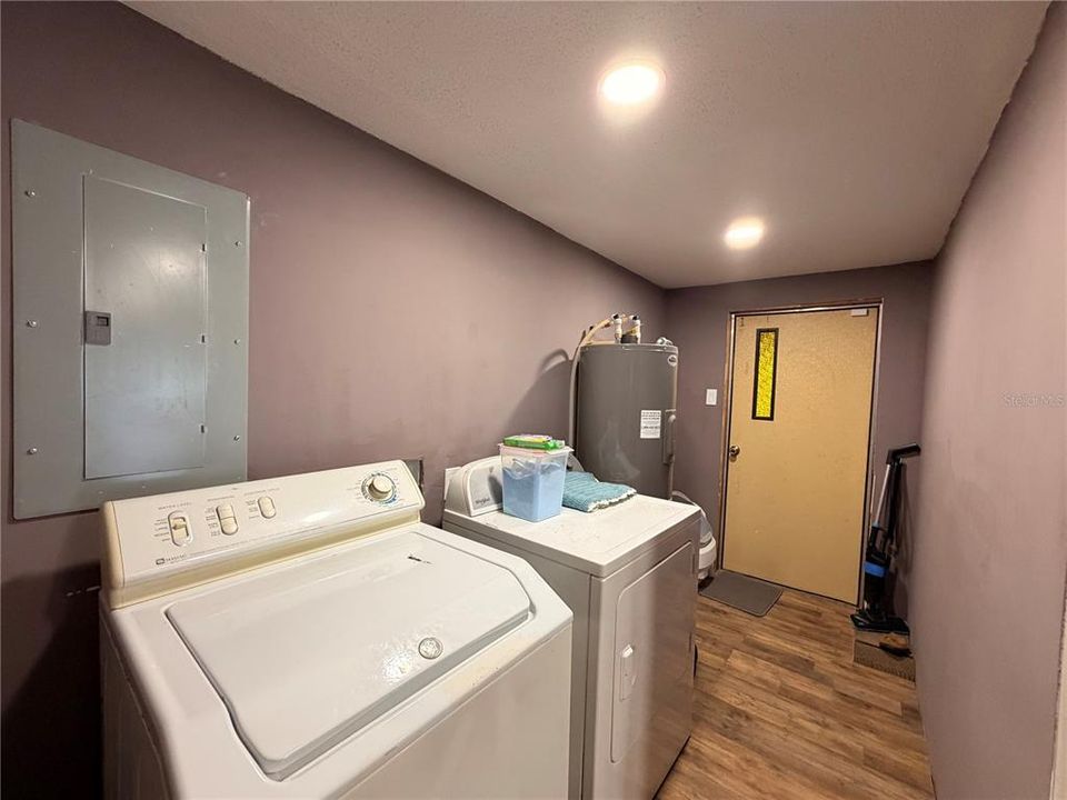For Sale: $160,000 (3 beds, 2 baths, 1300 Square Feet)