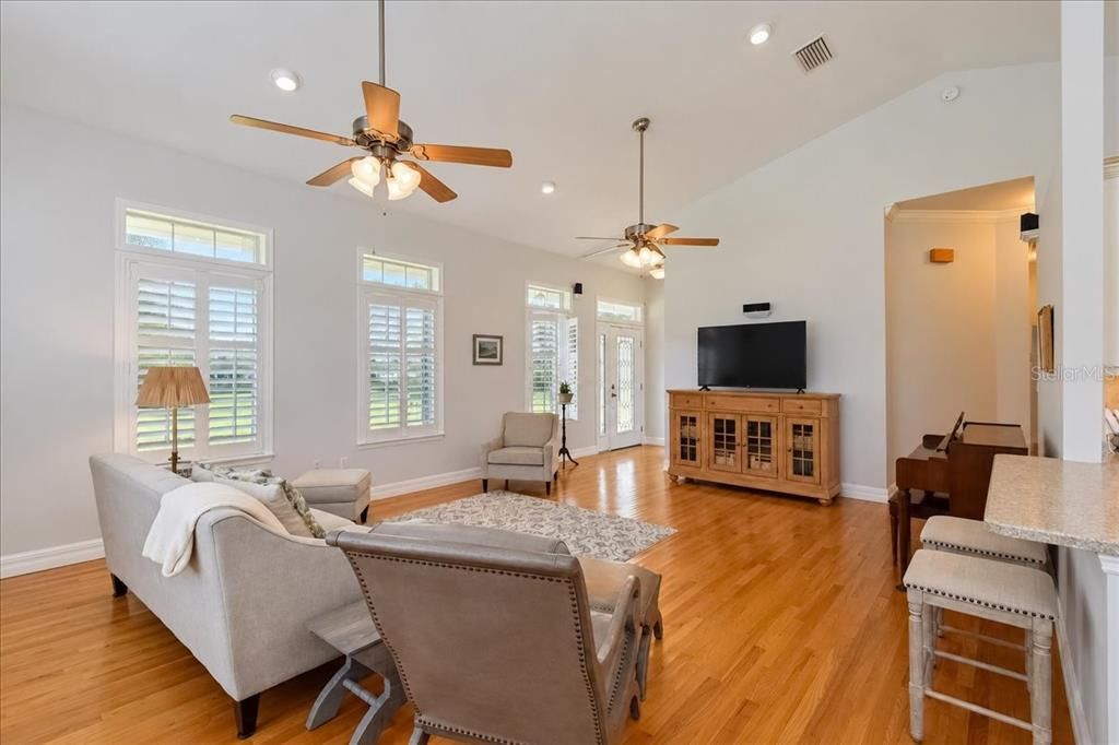 For Sale: $700,000 (2 beds, 2 baths, 1637 Square Feet)
