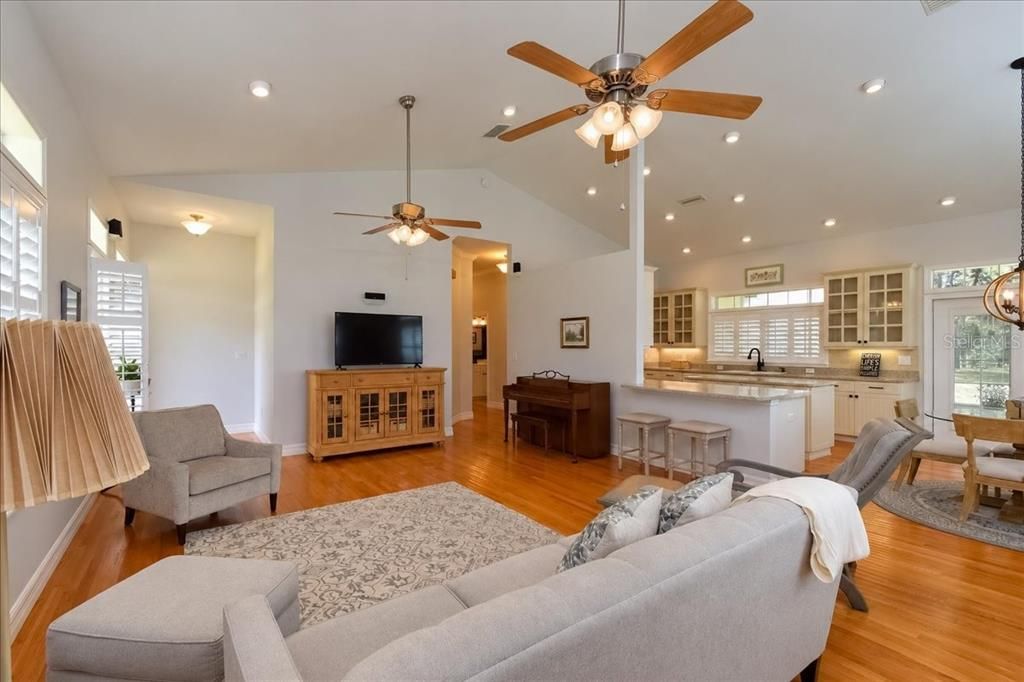 For Sale: $700,000 (2 beds, 2 baths, 1637 Square Feet)