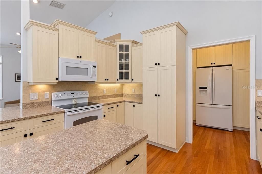 For Sale: $700,000 (2 beds, 2 baths, 1637 Square Feet)