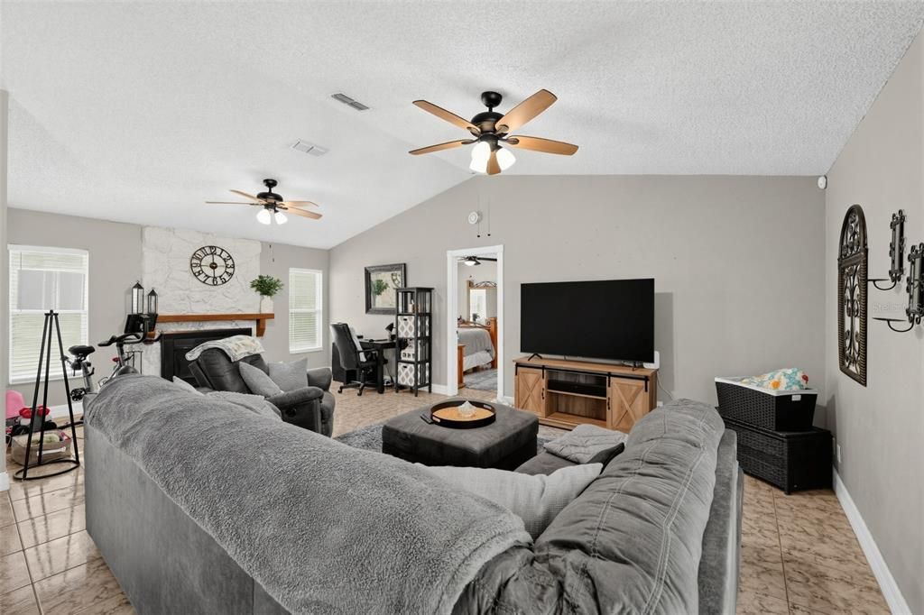 For Sale: $449,950 (3 beds, 2 baths, 1400 Square Feet)