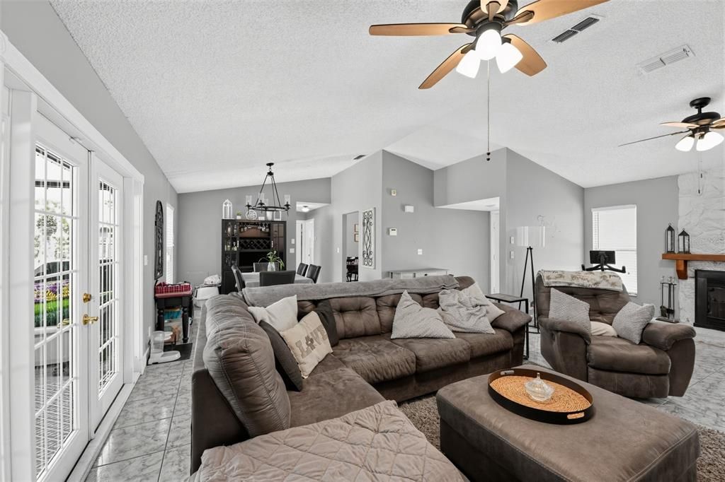 For Sale: $449,950 (3 beds, 2 baths, 1400 Square Feet)