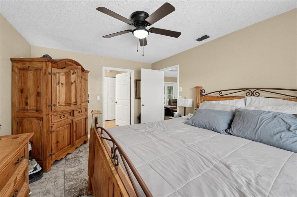 For Sale: $449,950 (3 beds, 2 baths, 1400 Square Feet)