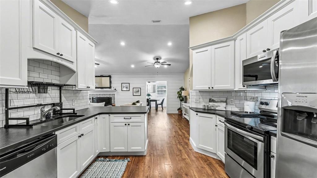 For Sale: $329,000 (3 beds, 2 baths, 1527 Square Feet)